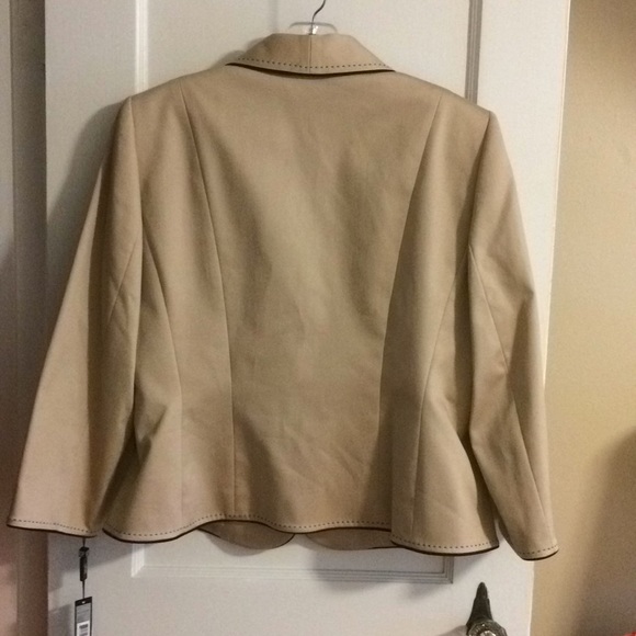 Tahari Cream blazer with leather buckle detail - Picture 6 of 8